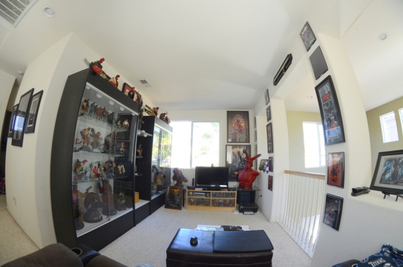 Foto de uma sala de algum colecionador com muitas coisas fodas de Hellboy...seila, coloquei no post por colocar
